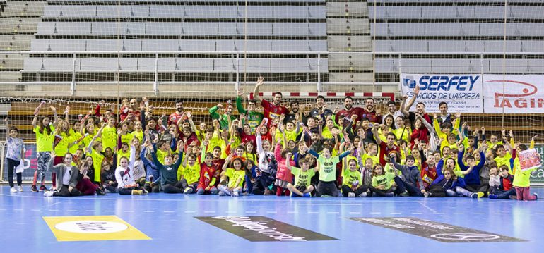 Los colegios San Vicente y Juan XXIII con el Bada Huesca