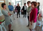 Cruz Blanca presenta sus propuestas electorales a la consejera de Derechos Sociales y al alcalde en su visita a la casa familiar de Huesca