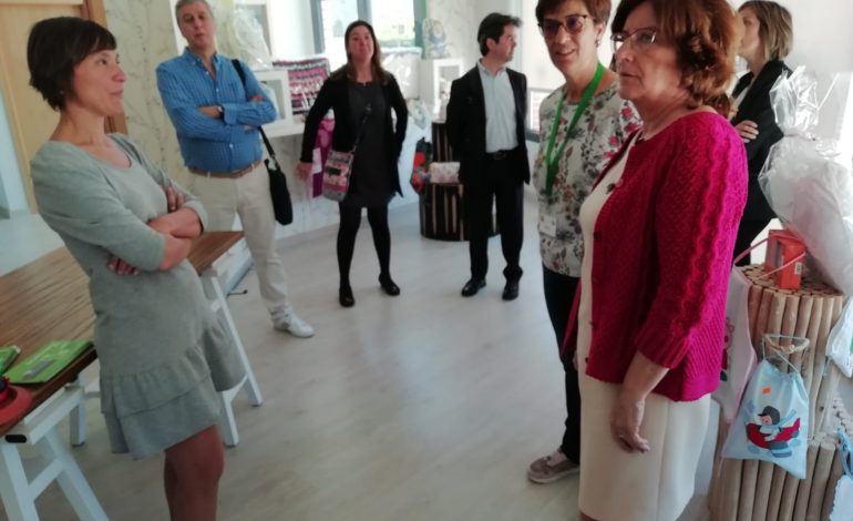 Cruz Blanca presenta sus propuestas electorales a la consejera de Derechos Sociales y al alcalde en su visita a la casa familiar de Huesca