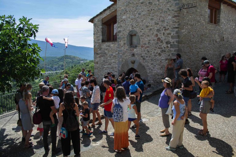 El II Festival País de Moñacos de Abizanda se abre al público adulto con cafés tertulia con veteranos artistas y funciones nocturnas