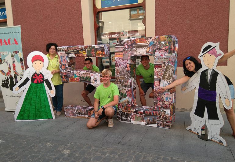 El Festival Folklórico de los Pirineos en la Feria del Libro de Jaca