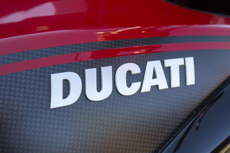 Cuenta con los mejores complementos de moto de la marca Ducati