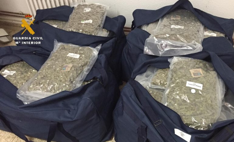 La Guardia Civil interviene 100 kilogramos de marihuana perfectamente envasada y detiene a dos personas