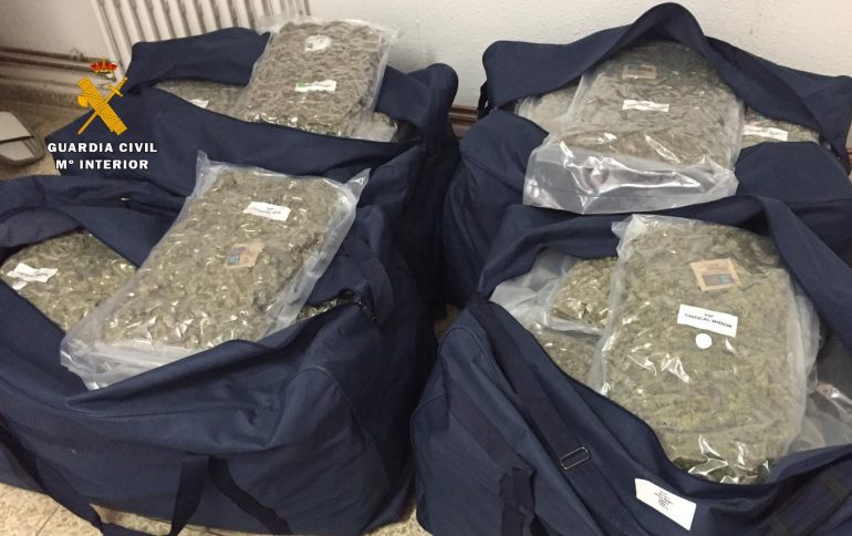 La Guardia Civil interviene 100 kilogramos de marihuana perfectamente envasada y detiene a dos personas