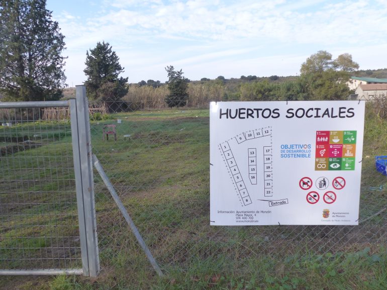 La brigada forestal acondiciona las 22 parcelas de los huertos sociales de Monzón