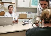 La campaña del Colegio Oficial de Médicos de Huesca #Yomequedo #Nosquedamos reivindica la sanidad en el medio rural para asentar población