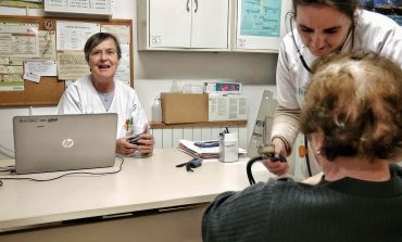 La campaña del Colegio Oficial de Médicos de Huesca #Yomequedo #Nosquedamos reivindica la sanidad en el medio rural para asentar población