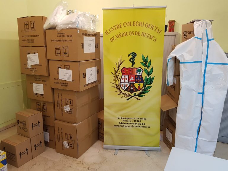 El Colegio Oficial de Médicos de Huesca compra en China 400 monos de protección para distribuir entre los profesionales del 061, hospitales, residencias y centros de salud de la provincia