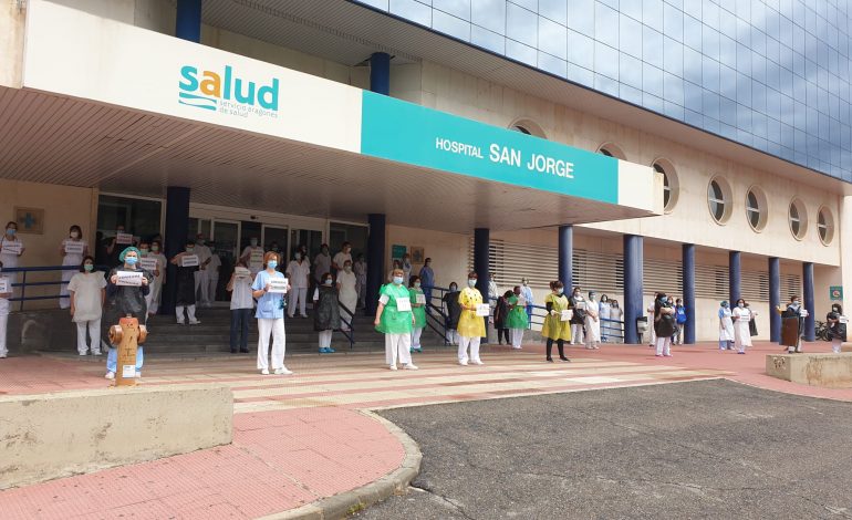 Los profesionales aragoneses manifiestan en silencio su repulsa a las palabras de la consejera de Sanidad
