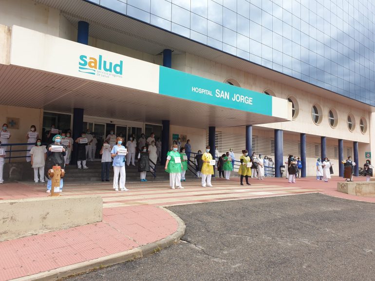 Los profesionales aragoneses manifiestan en silencio su repulsa a las palabras de la consejera de Sanidad