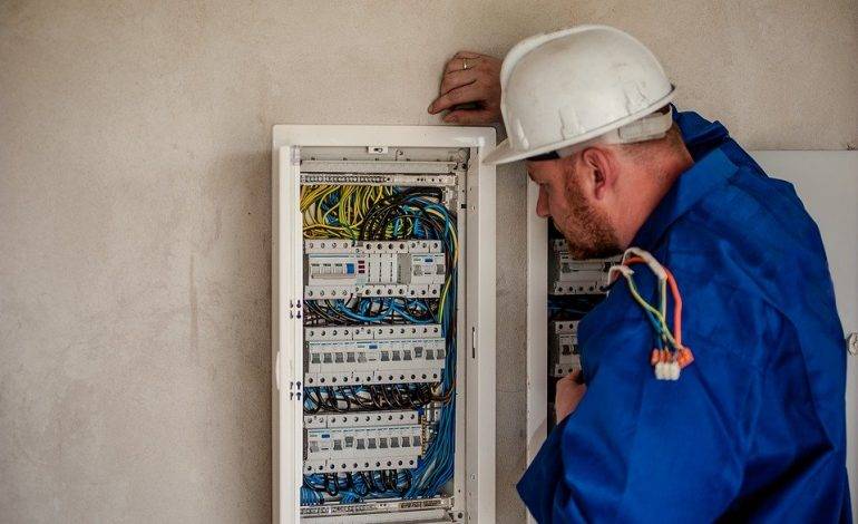 Los electricistas deben contar con un seguro de responsabilidad civil