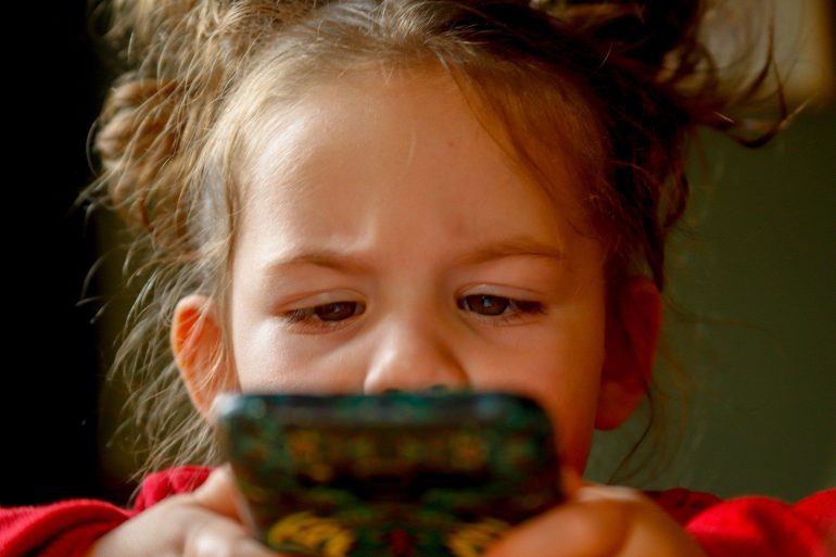 ¿Cómo y por qué deberías monitorear el móvil de tus hijos?