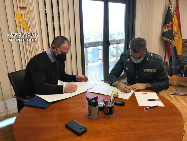 La Guardia Civil y el Colegio Oficial de Farmacéuticos de Huesca firman un acuerdo de colaboración en torno al plan mayor de seguridad