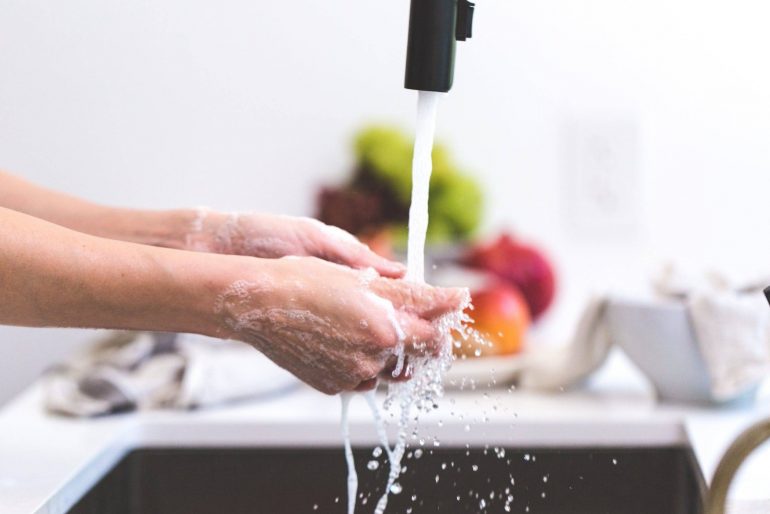 Aprende a desatascar tu fregadero de manera sencilla y rápida con estos métodos