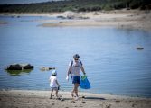 Colectivos aragoneses recogen datos sobre la basuraleza de 27 puntos en ríos, embalses y pantanos de la región