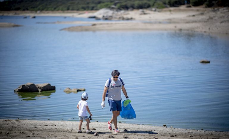 Colectivos aragoneses recogen datos sobre la basuraleza de 27 puntos en ríos, embalses y pantanos de la región