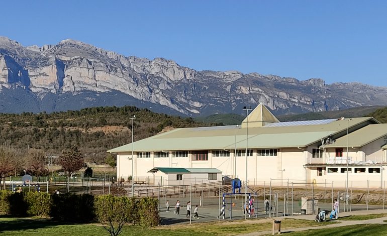 El Ayuntamiento de Aínsa-Sobrarbe pone fin a las deficiencias del tejado del pabellón deportivo