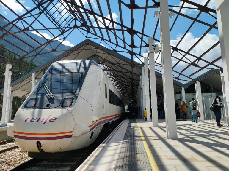 Ábalos anuncia el impulso a la reapertura de la línea ferroviaria internacional Zaragoza–Canfranc-Pau