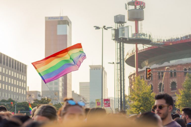 Un Juzgado de Zaragoza declara contrario a derecho  la colocación de la bandera LGTBI en el Ayuntamiento 