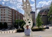 El Colegio de Médicos de Huesca visita la escultura dedicada al trabajo sanitario durante la pandemia en Madrid