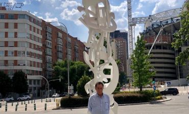 El Colegio de Médicos de Huesca visita la escultura dedicada al trabajo sanitario durante la pandemia en Madrid