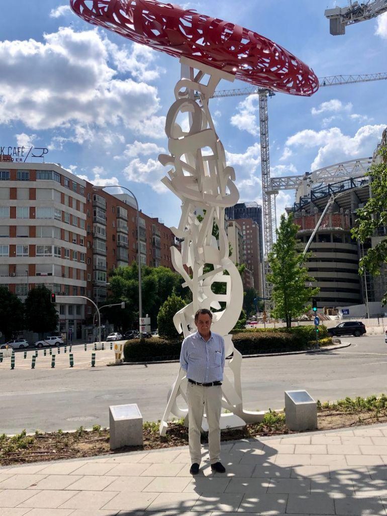 El Colegio de Médicos de Huesca visita la escultura dedicada al trabajo sanitario durante la pandemia en Madrid