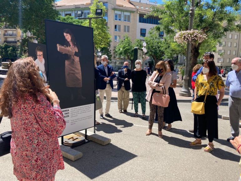 AMEPHU/BPW Aragón organiza una visita a la muestra fotográfica que Cadis expone en Huesca