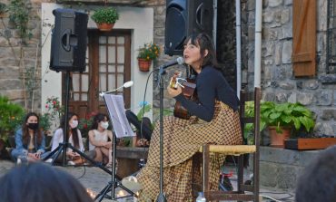 La joven cantautora jacetana Emma Sánchez	publica Pandora, su	primer álbum