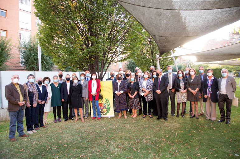 El Colegio de Médicos de Huesca homenajea a los sanitarios jubilados en la entrega de sus Premios Científicos