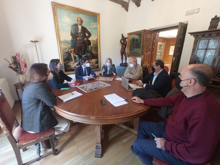 La directora general de ACUAES, Ma Rosa Cobo, y el alcalde de Huesca, Luis Felipe, se reúnen para impulsar el proyecto de abastecimiento a la ciudad desde el embalse de Montearagón