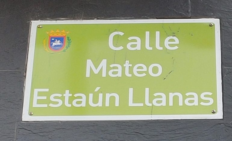 El juez ordena retirar la placa franquista y los nombres de los alcaldes de la dictadura