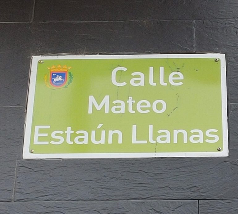 El juez ordena retirar la placa franquista y los nombres de los alcaldes de la dictadura