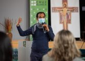 MaJeeva Arulandu, coordinador de la Red Centros de Escucha de España, da una conferencia en la Casa Familiar San Lorenzo de Cruz Blanca