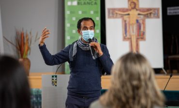 MaJeeva Arulandu, coordinador de la Red Centros de Escucha de España, da una conferencia en la Casa Familiar San Lorenzo de Cruz Blanca