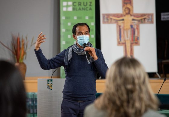 MaJeeva Arulandu, coordinador de la Red Centros de Escucha de España, da una conferencia en la Casa Familiar San Lorenzo de Cruz Blanca