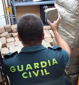 La Guardia Civil de Canfranc detiene a un hombre tras localizar un vehículo accidentado con 570 kilos de hachis