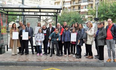 Huesca cuenta con nuevos carteles de las marquesinas de autobús urbano, más accesibles y validados por personas con discapacidad
