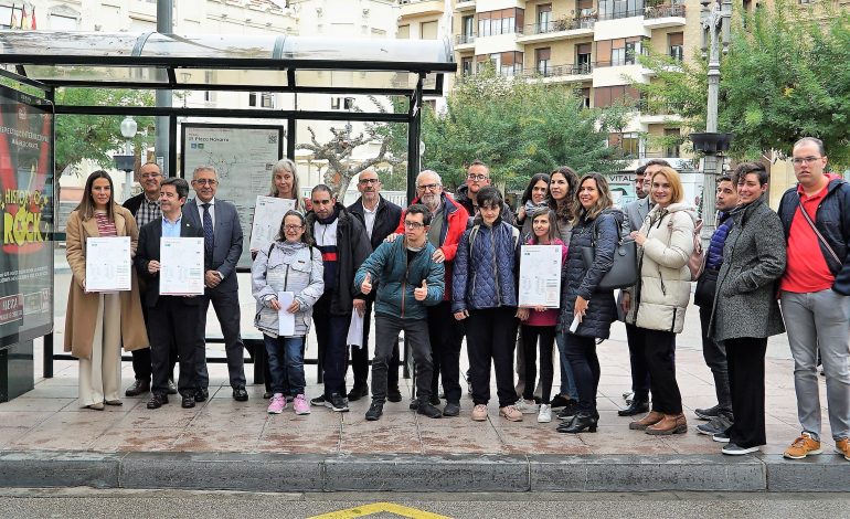 Huesca cuenta con nuevos carteles de las marquesinas de autobús urbano, más accesibles y validados por personas con discapacidad