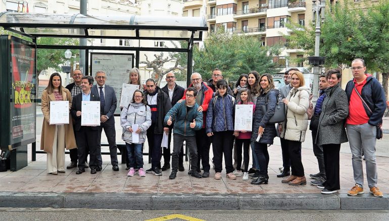 Huesca cuenta con nuevos carteles de las marquesinas de autobús urbano, más accesibles y validados por personas con discapacidad