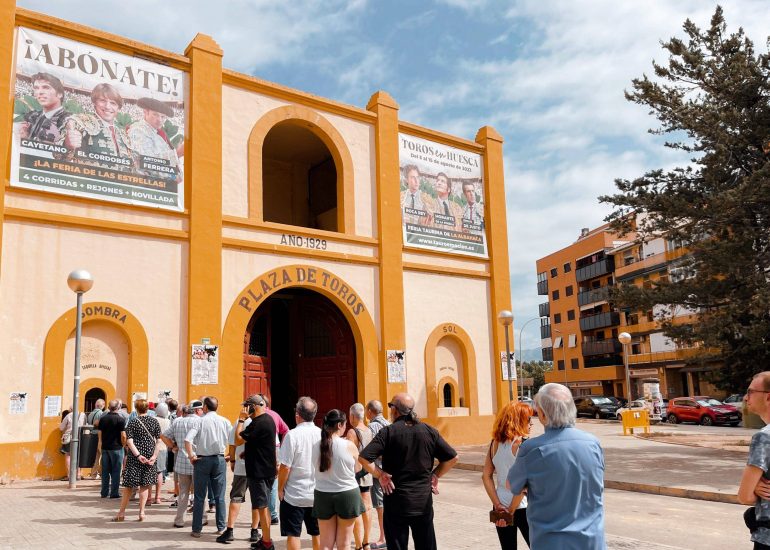 Los aficionados responden en taquilla en la renovación de abonos para la feria taurina de Huesca