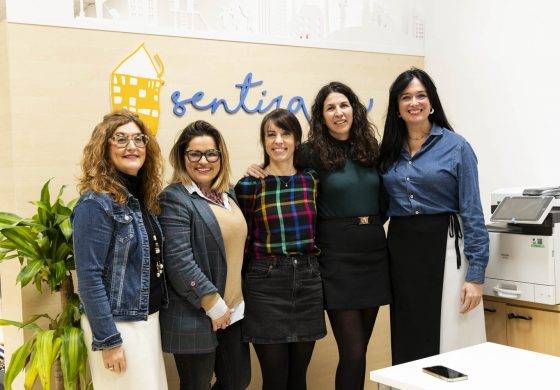 La alcaldesa de Huesca visita a las familias de Sentira