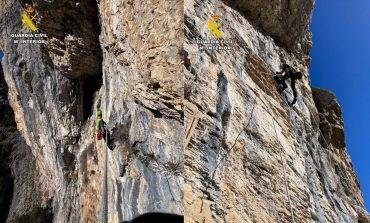 La Guardia Civil de Boltaña recoge un huevo de Quebrantahuesos en el Pirineo Aragonés