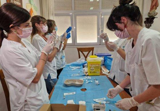 Empieza la vacunación de gripe, covid y VRS para los más mayores en las residencias