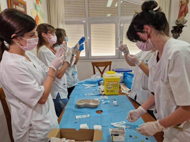 Empieza la vacunación de gripe, covid y VRS para los más mayores en las residencias