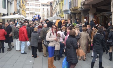 Miles de personas toman Barbastro en la Feria de la Candelera