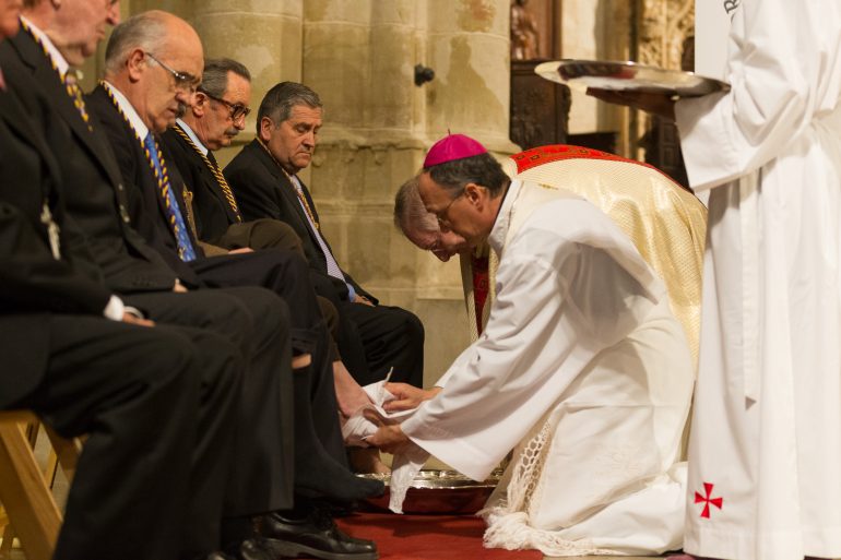 Jueves Santo: El obispo Don Julián celebra la misa de la Última Cena en la catedral de Huesca