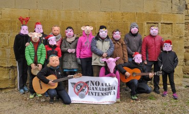 Protesta navideña en el Ayuntamiento de Loporzano contra la ganadería intensiva