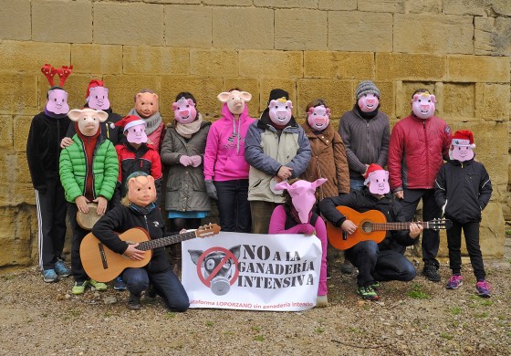 Protesta navideña en el Ayuntamiento de Loporzano contra la ganadería intensiva