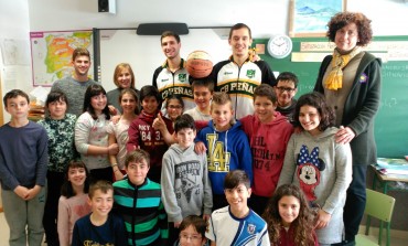 El Peñas Huesca recorren los colegios para conversar con los alumnos en inglés