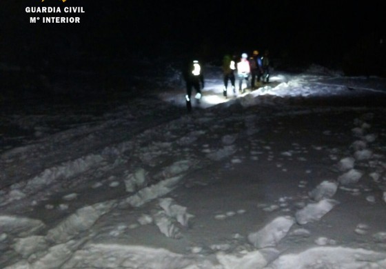 La Guardia Civil rescata de madrugada a dos montañeros extraviados en Piedrafita de Jaca